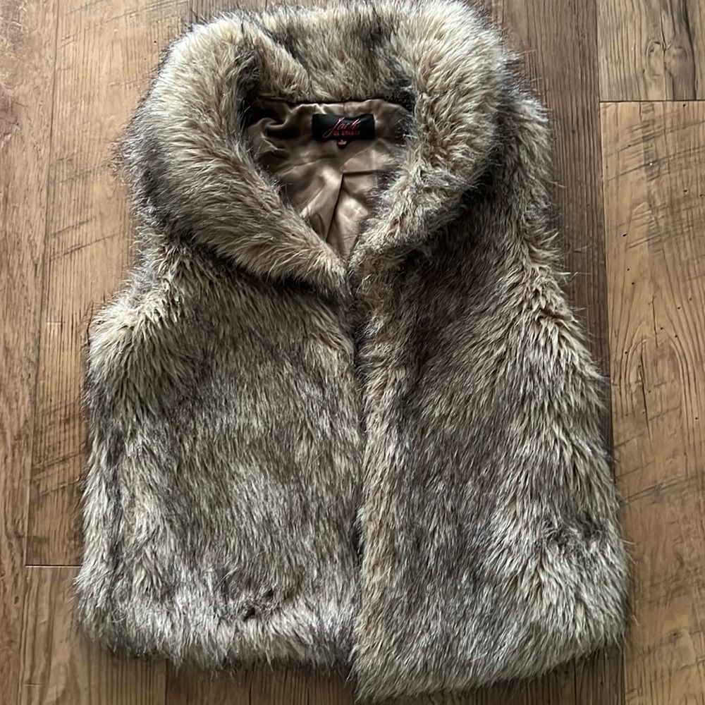 Jack BB Dakota Faux Fur Vest Size Large